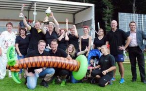 Comicwelt: Das Dream-Team holte den Pokal beim diesjährigen Sommerfest, Vorsitzende Jutta Fischer (links) und Schirmherr Dr. Ralf Kölbach (rechts) überreichten den Pokal. Fotos: kkö